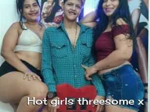 Hot_girls_threesome_x